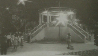 Pessoas em volta do coreto na época em que foi inaugurado. (Foto: Arca)