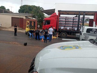 Equipes da Polícia Civil e da Perícia fazendo a retirada do corpo de Gilmar. (Foto: Sidney Assis)