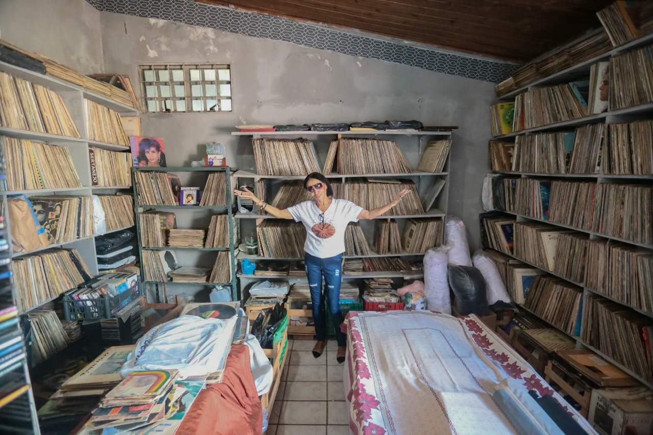 Louca pela música, Dora tem mais de 20 mil discos em casa