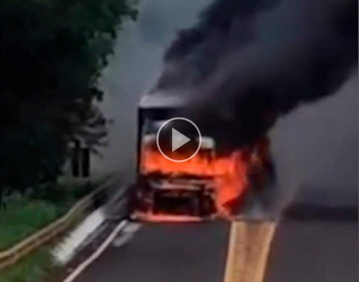 Carreta pega fogo na Serra de Maracaju após superaquecimento dos freios