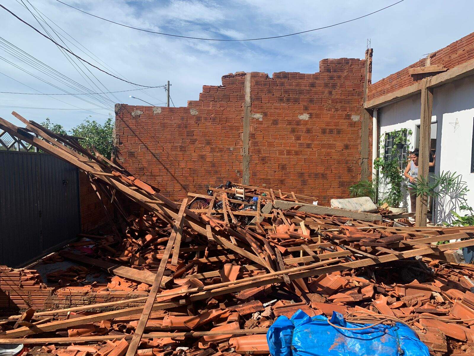 Temporal em Bataguassu destruiu casas e abriu buraco em rodovia 