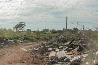 Lixo descartado irregularmente no entorno da Usina de Triagem de Recicláveis. (Foto: Marcos Maluf)