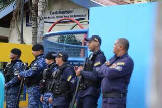 Guardas municipais em frente à escola municipal nas Moreninhas, na tarde do dia 10 de abril (Foto: Alex Machado) 
