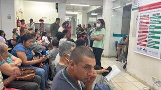 Pacientes aguardam atendimento na sala de espera. (Foto: Direto das Ruas)