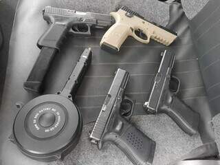 Armas que foram apreendidas com a dupla (Foto: Direto das Ruas) 