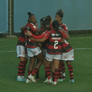 Jogadoras comemoram gol marcado na vitória desta segunda-feira. (Foto: Reprodução)