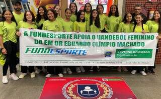 Time de handebol feminino da Escola Municipal Doutor Eduardo Olímpico Machado (Foto: Divulgação)