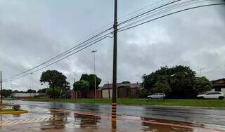 Naviraí registrou pancadas leves de chuva e céu nublado na região central da cidade. (Foto: Corpo de Bombeiros)