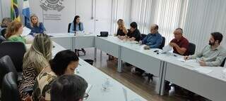 Secretária de Administração do Estado, Ana Nardes, se reuniu com lideranças sindicais para discutir reajuste salarial (Foto: Assessoria)