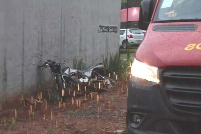 Sem freio, condutor perde o controle de moto e bate em muro de casa 