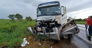 Caminhonete destruída após colisão com carreta. (Foto: Divulgação | Corpo de Bombeiros)