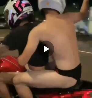 Com passageiro só de sunga, motociclista faz manobras perigosas na Afonso Pena