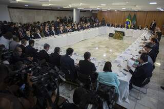 Presidente Luiz Inácio Lula da Silva comandou reunião com chefes dos Três Poderes, governadores e ministros, para debater formas de reforçar a segurança no ambiente escolar após os episódios de violência em Blumenau (SC) e em São Paulo (SP) nos últimos dias. (Foto: Joédson Alves/ Agência Brasil)