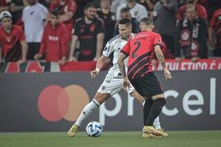 Paulinho disputa bola durante partida de hoje; após 2 gols sofridos, atacante descontou para o Galo. (Foto: Divulgação)