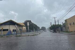 Chuva registrada na manhã desta terça-feira (18) na região sul de Dourados. (Foto: Helio de Freitas)
