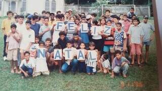 Com os &#34;irmãos&#34; do orfanato, Riverton adolescente está no canto direito da foto, de boné e mão na cintura. (Foto: Arquivo pessoal)