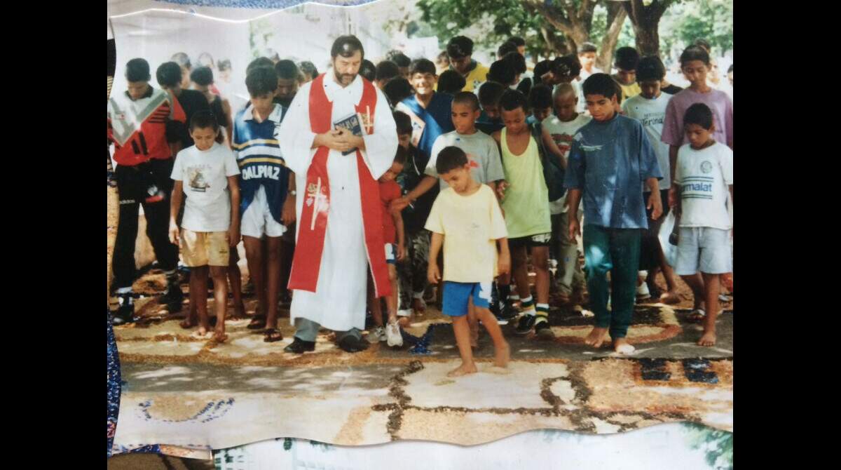 Abandonado aos 11 anos, menino órfão de pais adotivos virou professor e  vereador