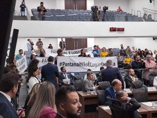Manifestantes seguram cartaz com a hashtag &#34;Pantanal Não É Lugar de Soja&#34; durante sessão na Alems. (Foto: Jéssica Benitez)