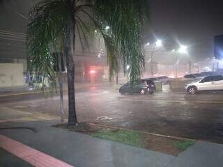 Chuva forte na Vila Alba, em Campo Grande. (Foto: Juliano Almeida)