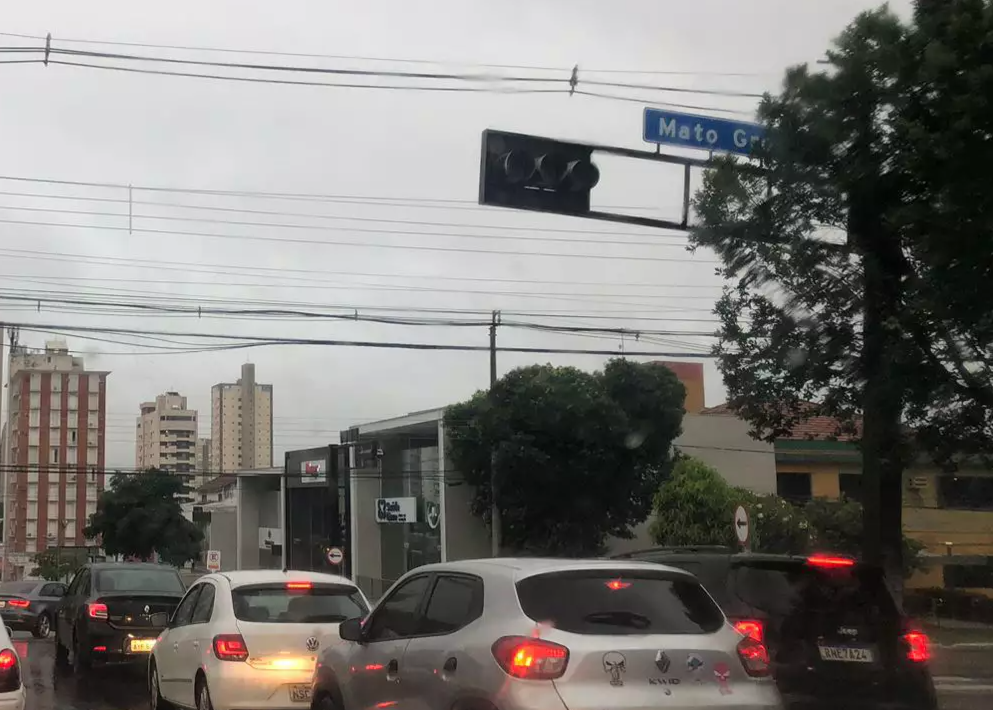 Em dia de chuva, semáforo desligado deixa trânsito tumultuado no Centro
