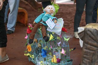 Gaiola com rolos de aldravia e boneco em homenagem ao poeta. (Foto: Marcos Maluf)