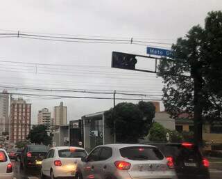 Semáforo desligado na Rua José Antônio, com Avenida Mato Grosso. (Foto: Direto das Ruas)