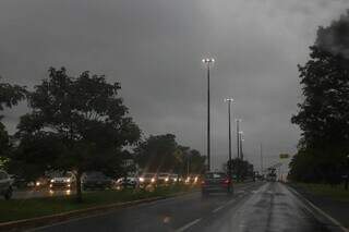 Com céu escuro, motoristas ligam faróis de carros na Avenida Gury Marques (Foto: Henrique Kawaminami)