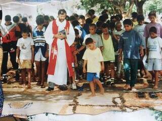 Meninos de várias faixas etárias juntos com o padre Carlos, da Casa Dom Bosco. (Foto: Arquivo pessoal)