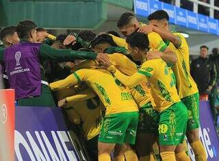 Jogadores argentinos comemoram vitória em partida disputada em casa. (Foto: Reprodução/@ClubDefensayJus no Twitter)