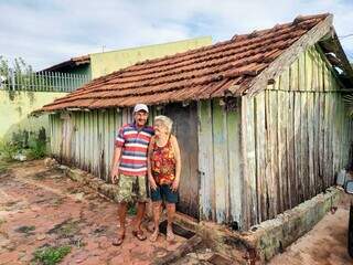 Maurício e a mãe, Umbelina, na primeira casa que tiveram em Campo Grande. (Foto: Aletheya Alves)