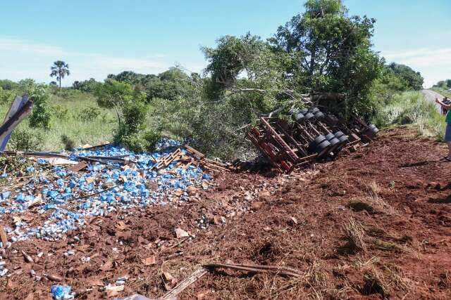 Ap&oacute;s tentar desviar de carro, motorista de carreta tomba com carga de cerveja