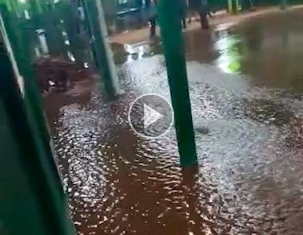 Chuva inunda p&aacute;tio de escola p&uacute;blica e alunos gravam cena