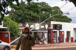 Postes já foram levados por caminhões enroscados nos emaranhados de fios. (Foto: Arquivo)