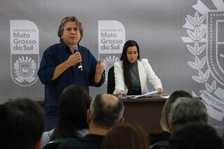 Os secretários Pedro Arlei Caravina e Ana Carolina Nardes durante reunião. (Foto: Álvaro Rezende)