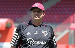 Ex-goleiro comandando treino da equipe Tricolor (Foto: Divulgação/SPFC)