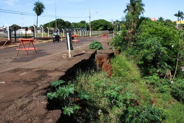 Buraco na Ernesto Geisel s&oacute; ser&aacute; reparado ap&oacute;s chuva acabar; moradores reclamam