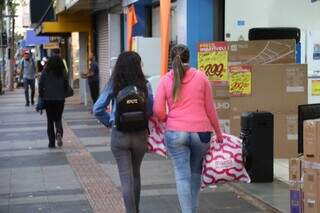 Lojas centrais podem funcionar neste feriado (Foto: Alex Machado)