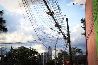 Fios abandonados pelas operadoras criam cenário de abandono na cidade. (Foto Alex Machado)