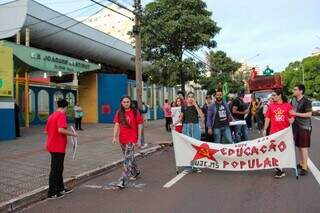 Manifestantes em frente a escola estadual (Foto: Juliano Almeida)