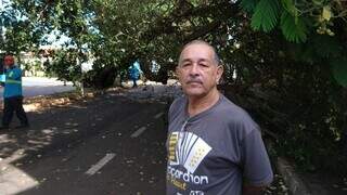 Aposentado, Fernando Martins, ajudou na sinalização da via em que árvore caiu. (Foto: Mariely Barros)