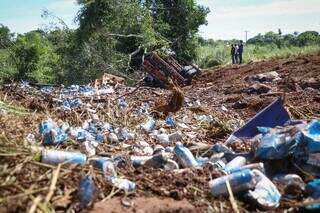 Ap&oacute;s tentar desviar de carro, motorista de carreta tomba com carga de cerveja