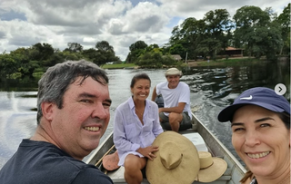 Selfie sobre o barco: governador Eduardo Riedel ao lado da esposa Mônica, em passeio de barco com o músico Almir Sater e a esposa dele. (Foto: Instagram)