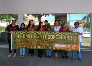 Servidores em frente à sede da Funai em Campo Grande. (Foto: Mariely Barros)