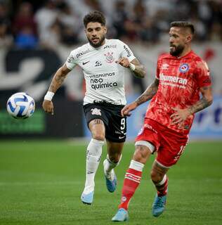 Jogadores disputam a posse da bola em partida realizada na Neo Química Arena. (Foto: Rodrigo Coca/Agência Corinthians)