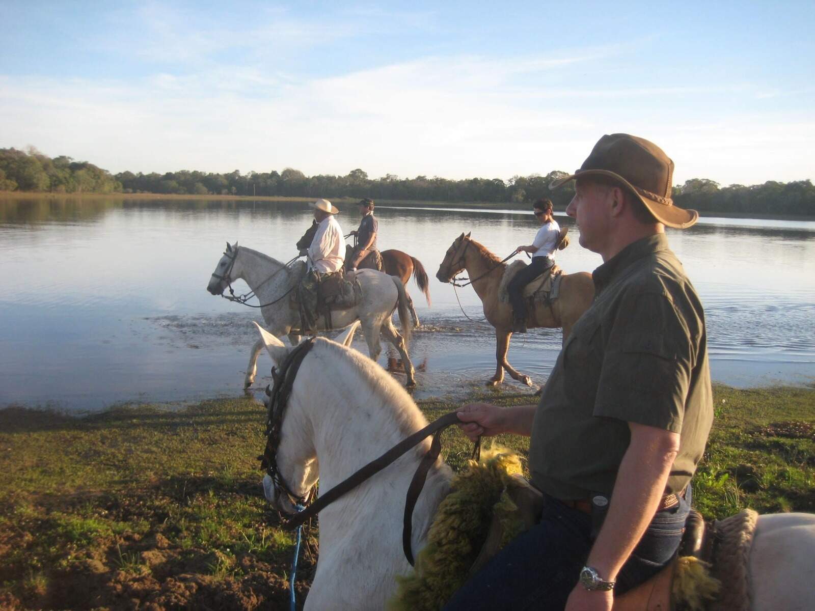 Cavalgada no Pantanal atrai turistas que pagam R$ 10 mil pela experiência