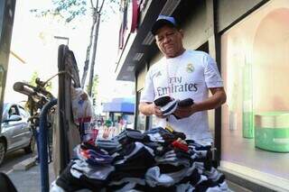 Gilvan já tem estoque de luvas, toucas e cachecol e aguarda pelo frio anunciado. (Foto: Alex Machado)