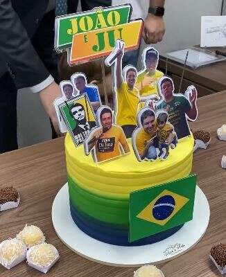 Deputado segue fiel a Bolsonaro até no bolo de aniversário