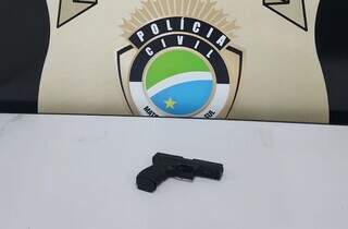 Arma do crime foi entregue pelo autor na 4ª Delegacia de Polícia Civil. (Foto: Divulgação)