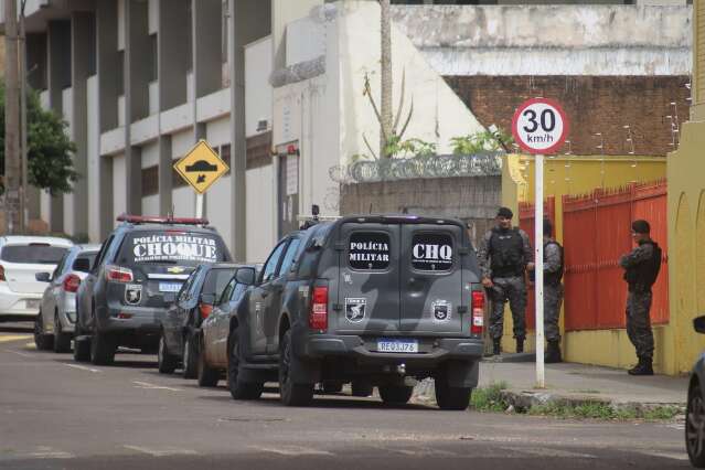 Assaltante armado entra em floricultura e rouba joias 