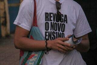 Camisa contra Novo Ensino Médio usada por manifestante (Foto: Juliano Almeida)
